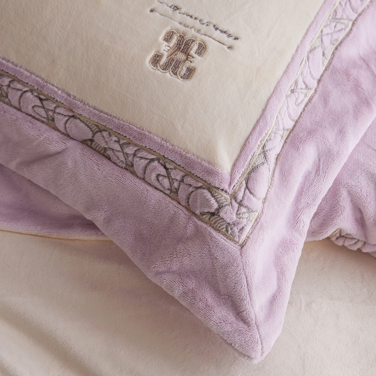 91家纺网 家纺一手货源 找家纺 蓝梦 2025新款亲肤舒适牛奶绒四件套-英兰小镇系列 英兰小镇-浅紫