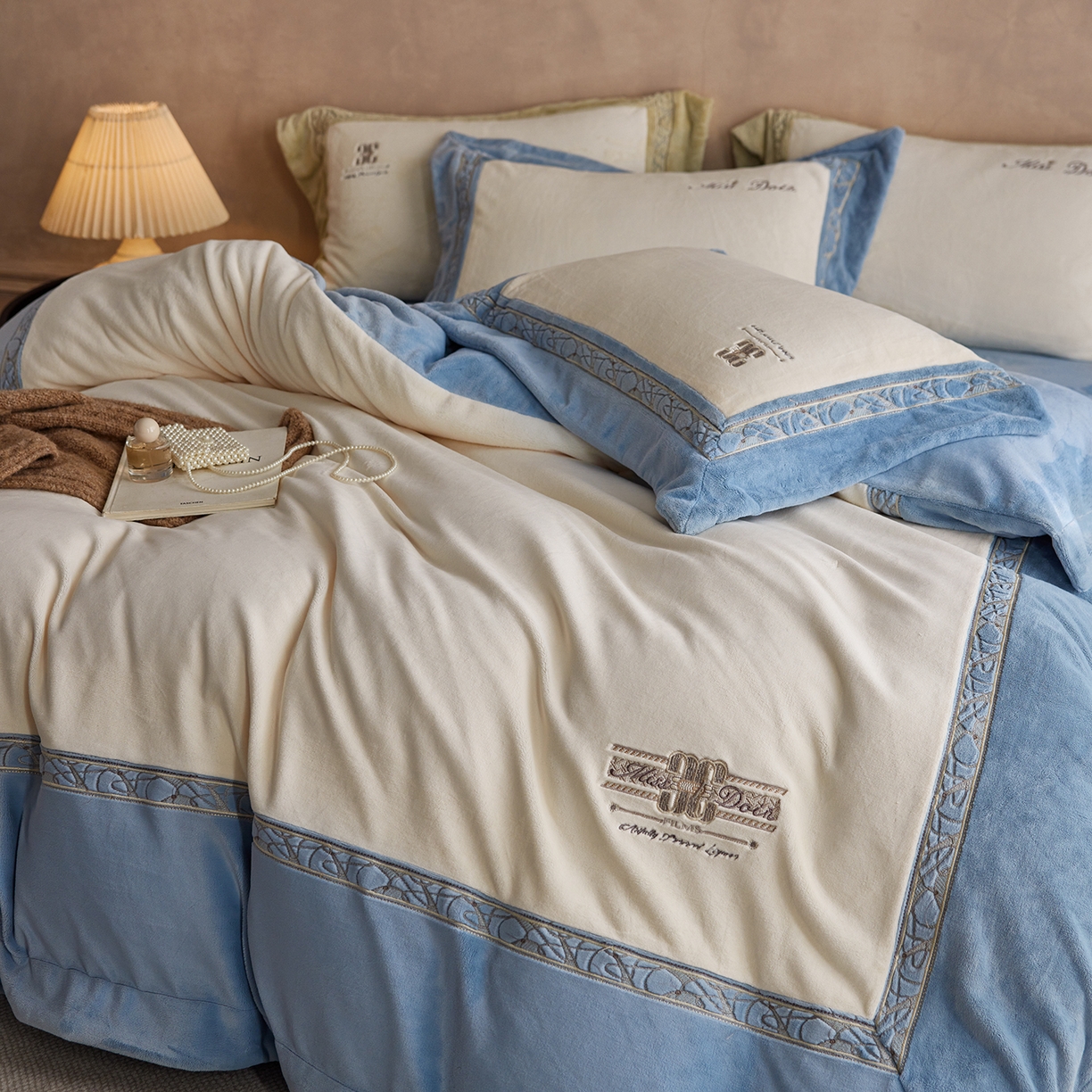 91家纺网 家纺一手货源 找家纺 蓝梦 2025新款亲肤舒适牛奶绒四件套-英兰小镇系列 英兰小镇-灰兰