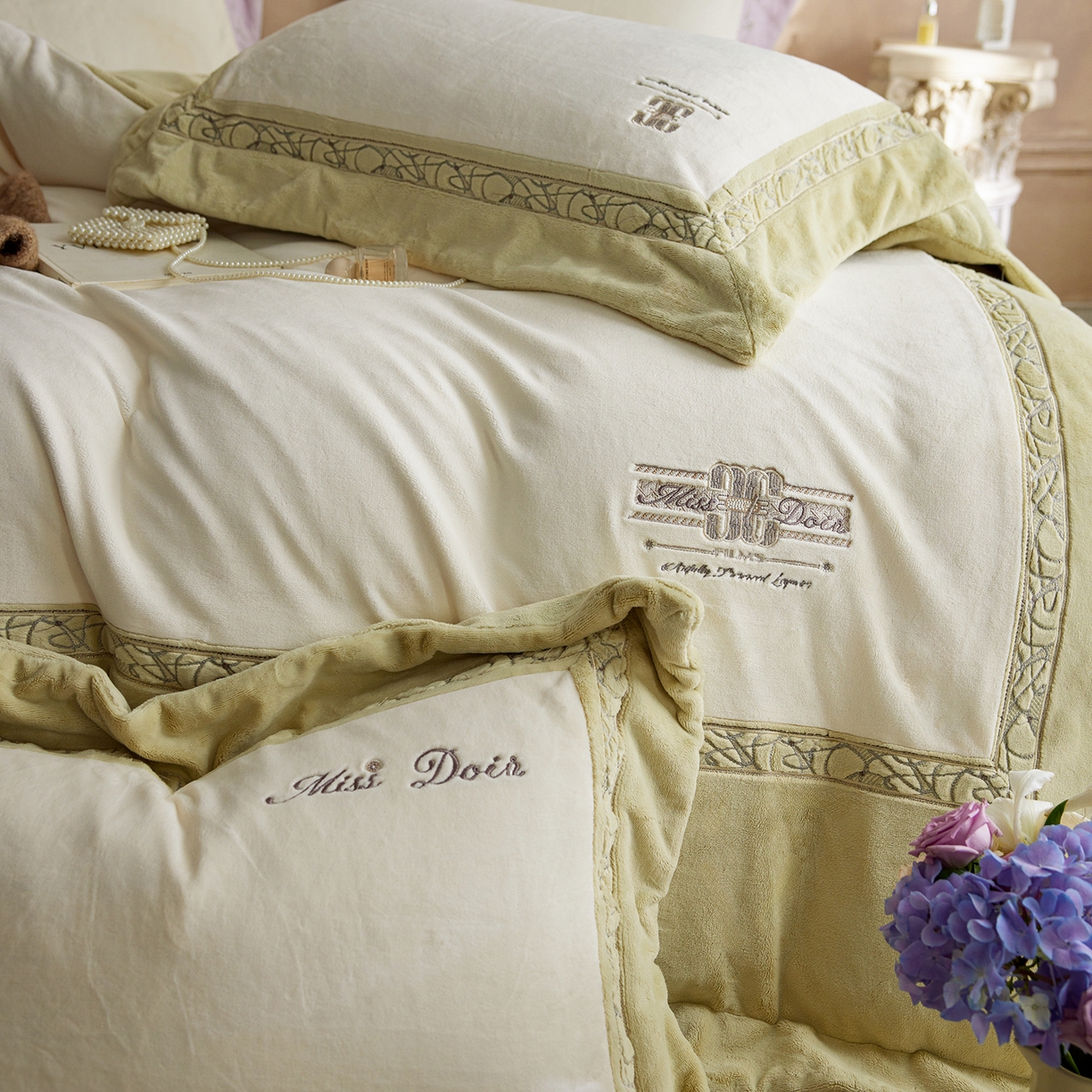 91家纺网 家纺一手货源 找家纺 蓝梦 2025新款亲肤舒适牛奶绒四件套-英兰小镇系列 英兰小镇-浅绿