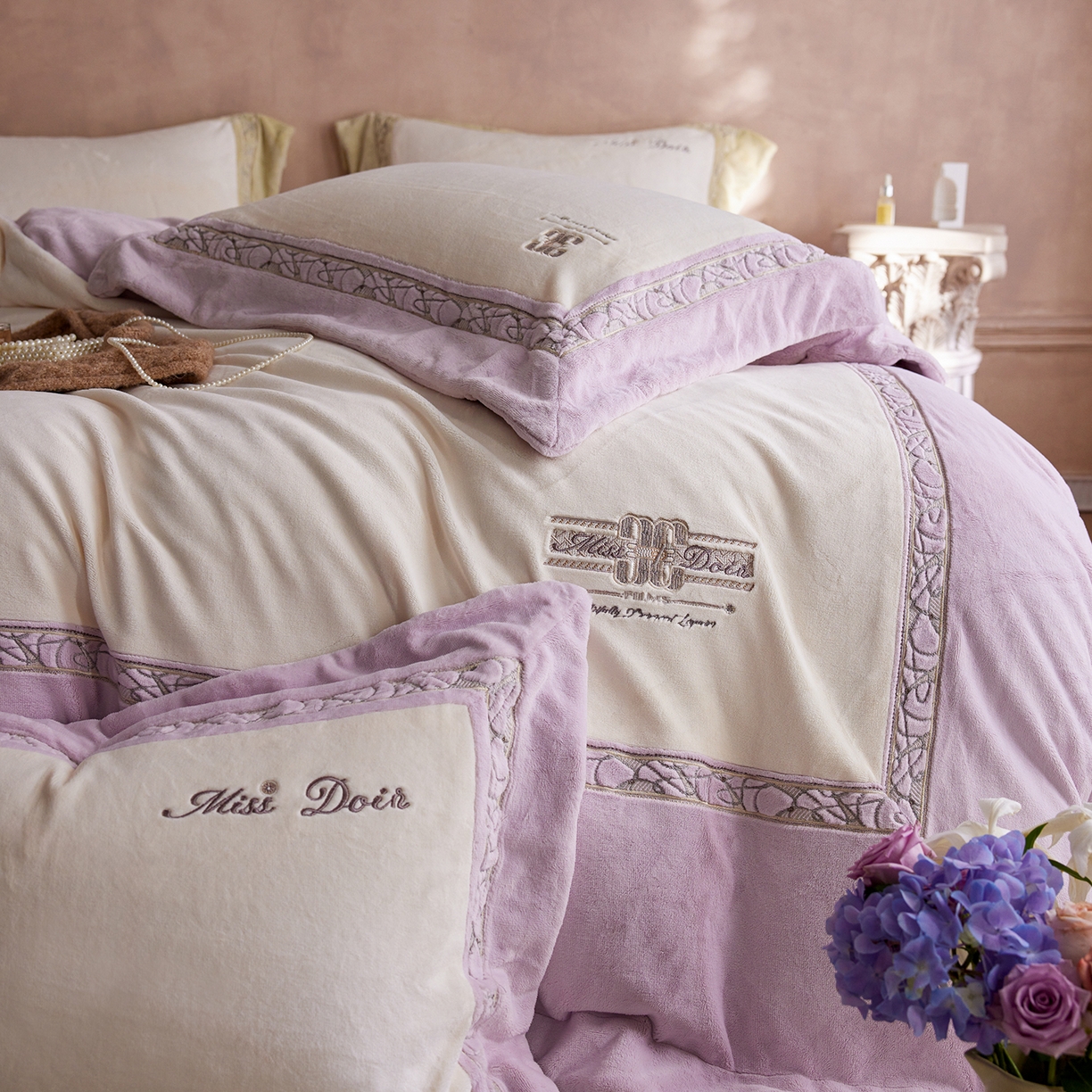 91家纺网 家纺一手货源 找家纺 蓝梦 2025新款亲肤舒适牛奶绒四件套-英兰小镇系列 英兰小镇-浅紫