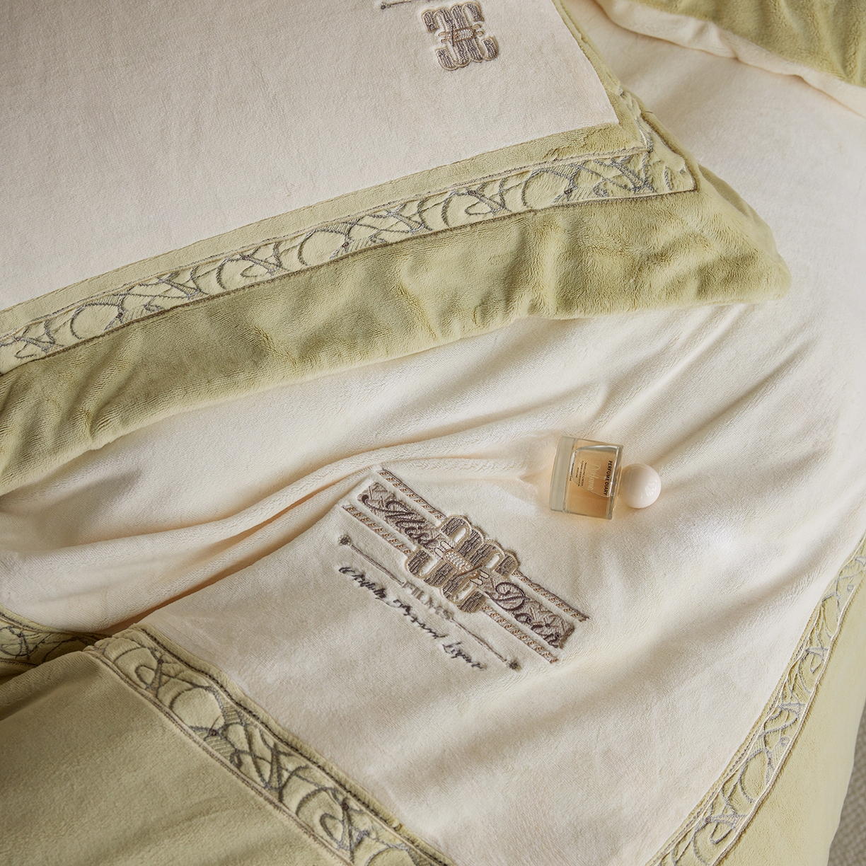 91家纺网 家纺一手货源 找家纺 蓝梦 2025新款亲肤舒适牛奶绒四件套-英兰小镇系列 英兰小镇-浅绿