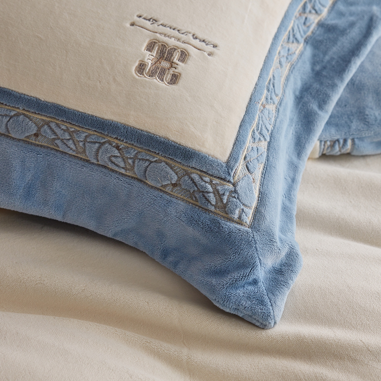 91家纺网 家纺一手货源 找家纺 蓝梦 2025新款亲肤舒适牛奶绒四件套-英兰小镇系列 英兰小镇-灰兰