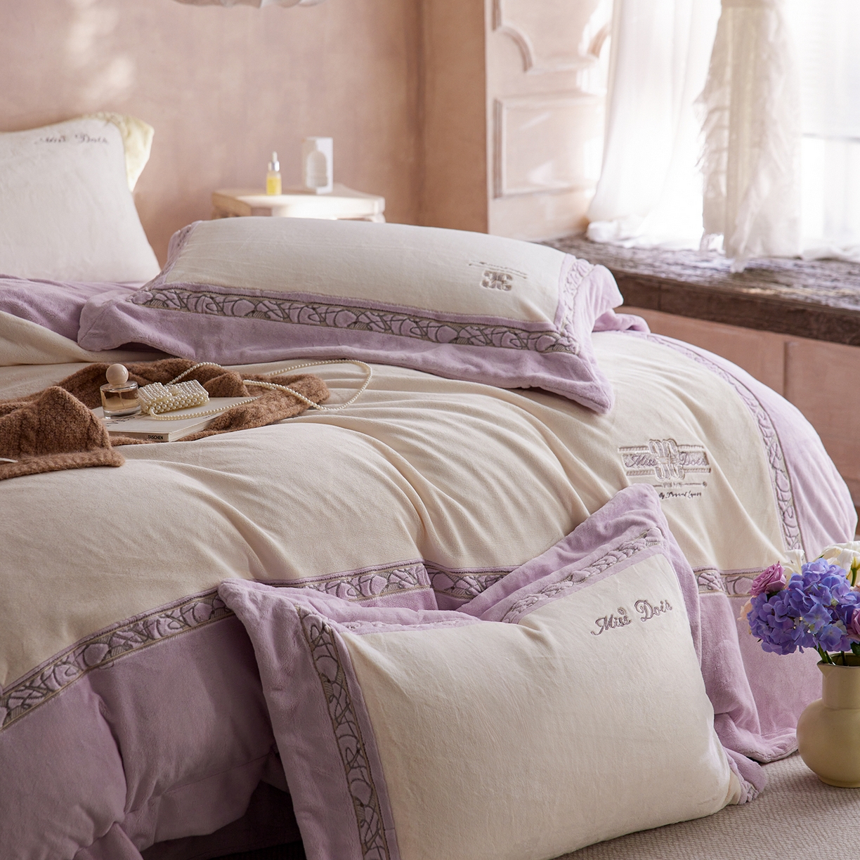 91家纺网 家纺一手货源 找家纺 蓝梦 2025新款亲肤舒适牛奶绒四件套-英兰小镇系列 英兰小镇-浅紫