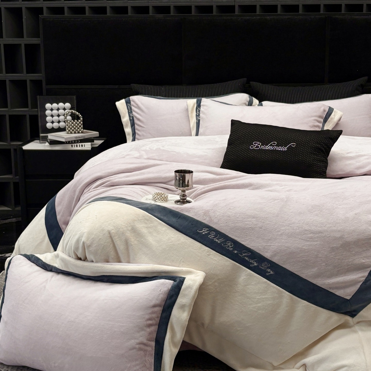 91家纺网 家纺一手货源 找家纺 蓝梦 2025新款270g全消光牛奶绒四件套-雪芙莉系列 浅紫