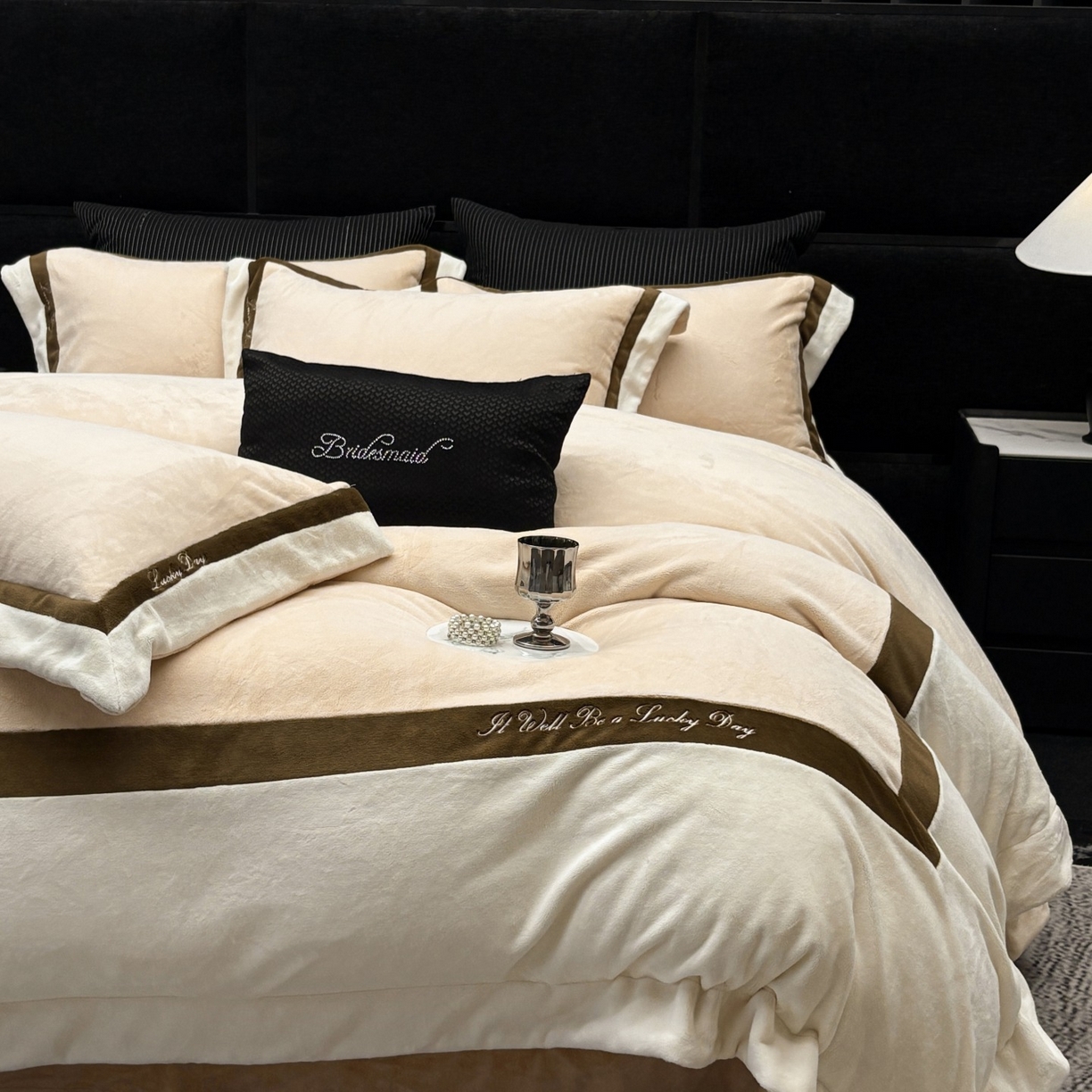 91家纺网 家纺一手货源 找家纺 蓝梦 2025新款270g全消光牛奶绒四件套-雪芙莉系列 贝壳粉