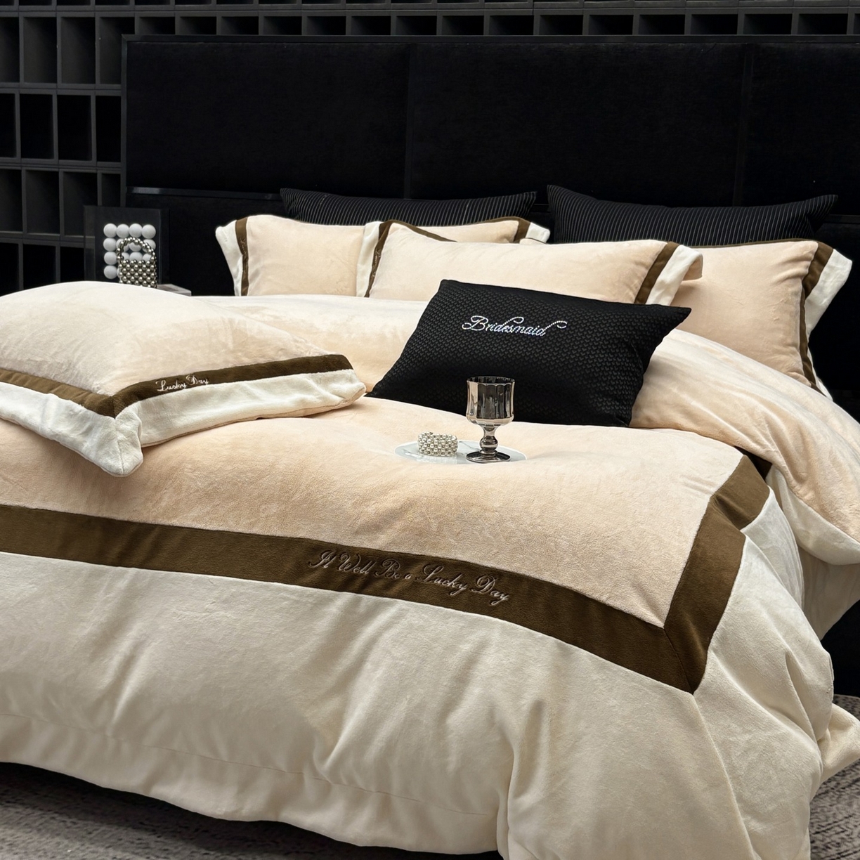 91家纺网 家纺一手货源 找家纺 蓝梦 2025新款270g全消光牛奶绒四件套-雪芙莉系列 贝壳粉