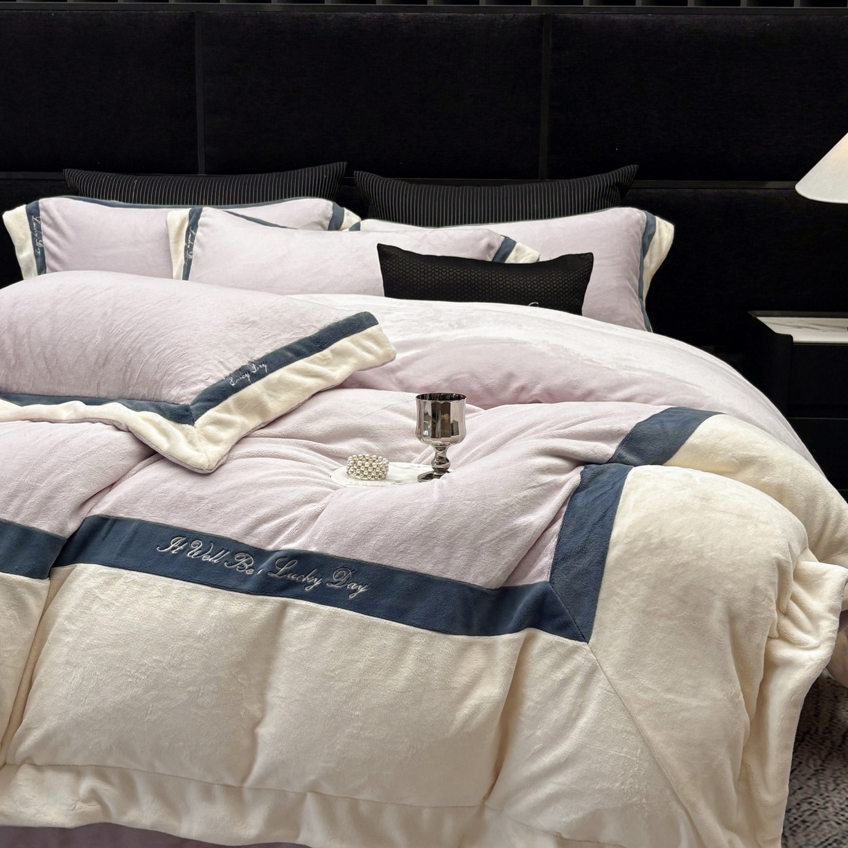 91家纺网 家纺一手货源 找家纺 蓝梦 2025新款270g全消光牛奶绒四件套-雪芙莉系列 浅紫