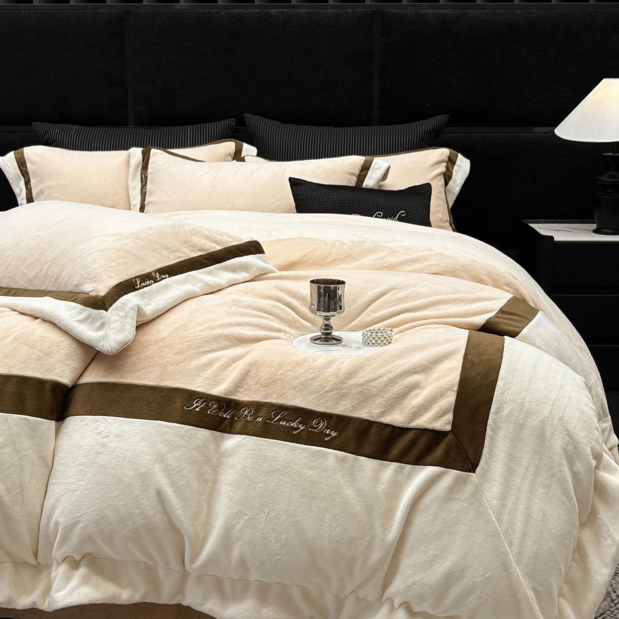 91家纺网 家纺一手货源 找家纺 蓝梦 2025新款270g全消光牛奶绒四件套-雪芙莉系列 贝壳粉