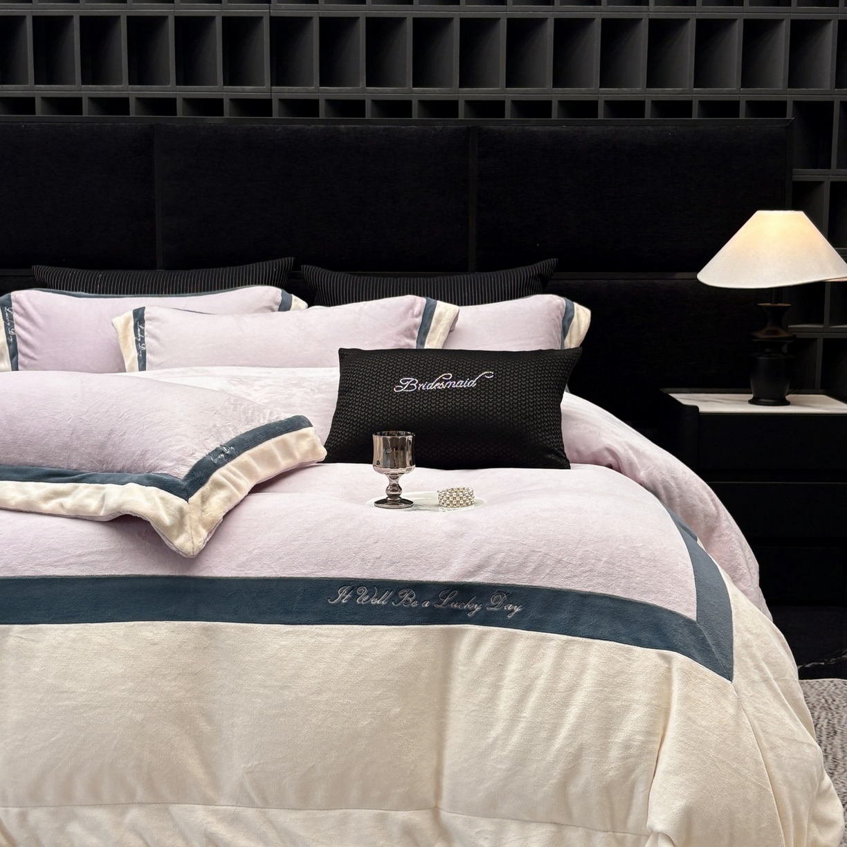 91家纺网 家纺一手货源 找家纺 蓝梦 2025新款270g全消光牛奶绒四件套-雪芙莉系列 浅紫