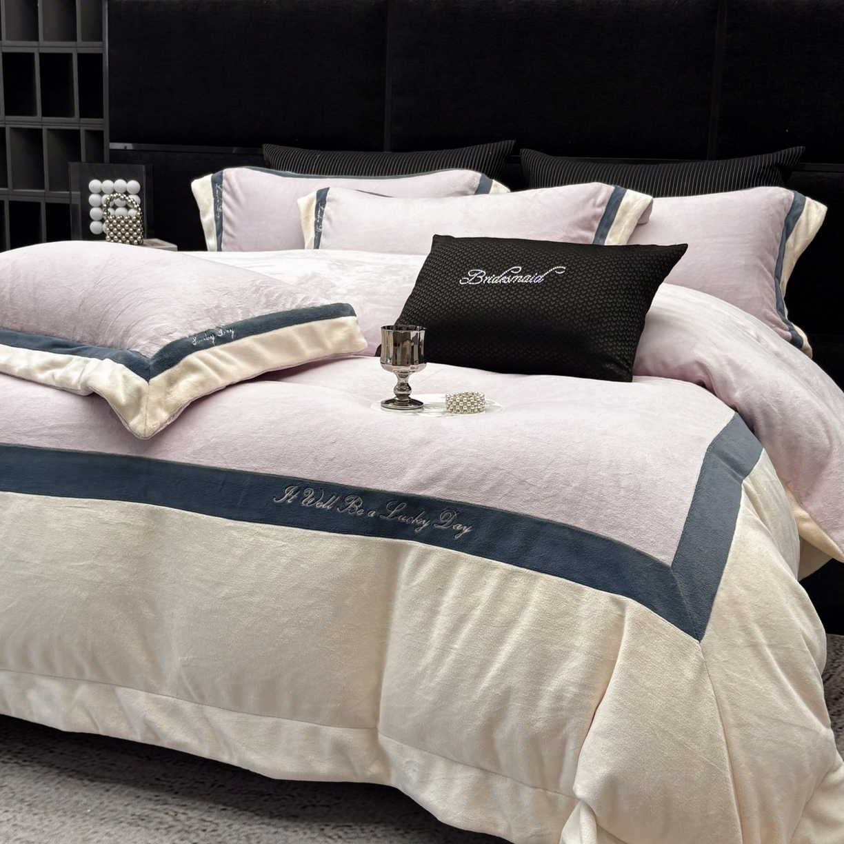 91家纺网 家纺一手货源 找家纺 蓝梦 2025新款270g全消光牛奶绒四件套-雪芙莉系列 浅紫