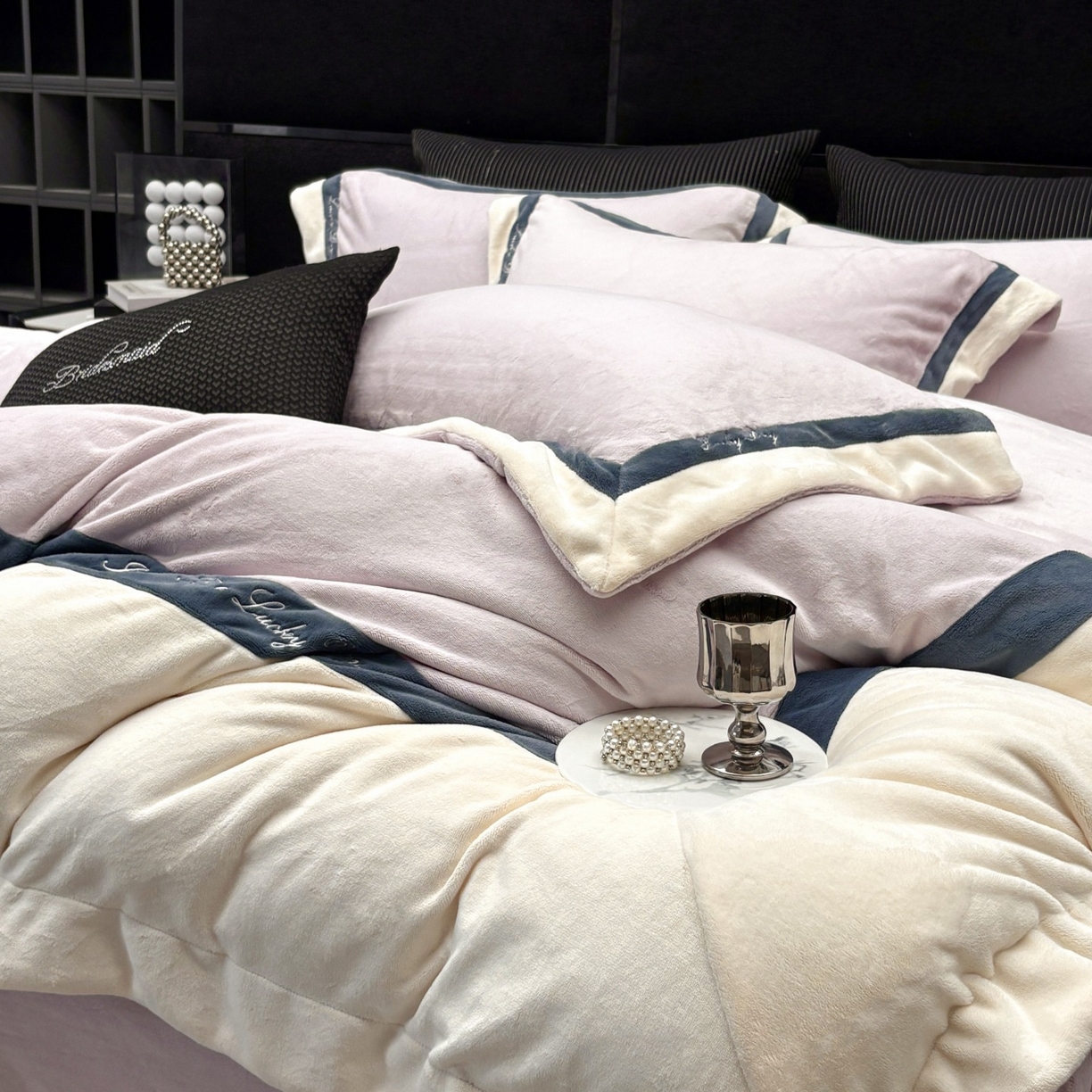 91家纺网 家纺一手货源 找家纺 蓝梦 2025新款270g全消光牛奶绒四件套-雪芙莉系列 浅紫