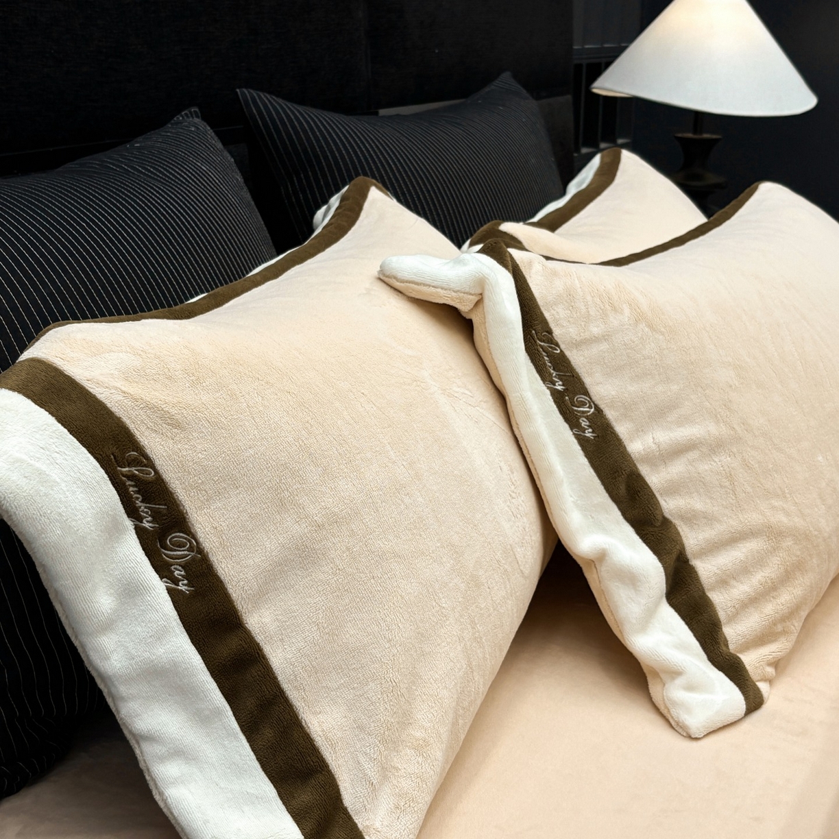 91家纺网 家纺一手货源 找家纺 蓝梦 2025新款270g全消光牛奶绒四件套-雪芙莉系列 贝壳粉