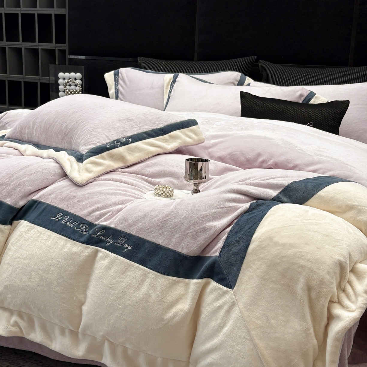 91家纺网 家纺一手货源 找家纺 蓝梦 2025新款270g全消光牛奶绒四件套-雪芙莉系列 浅紫