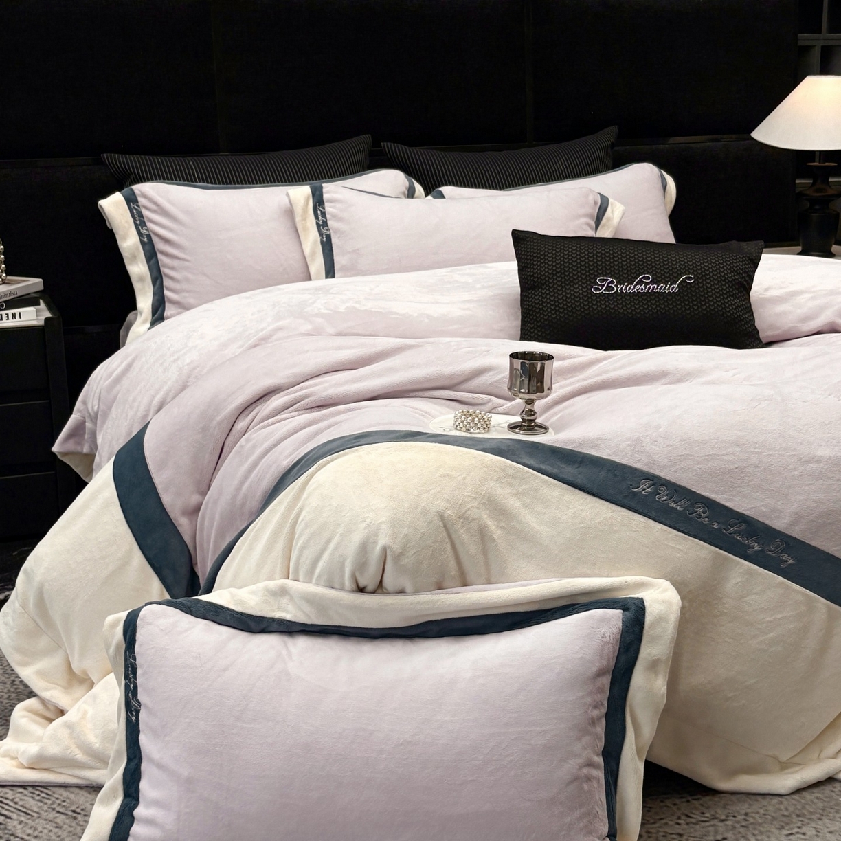 91家纺网 家纺一手货源 找家纺 蓝梦 2025新款270g全消光牛奶绒四件套-雪芙莉系列 浅紫