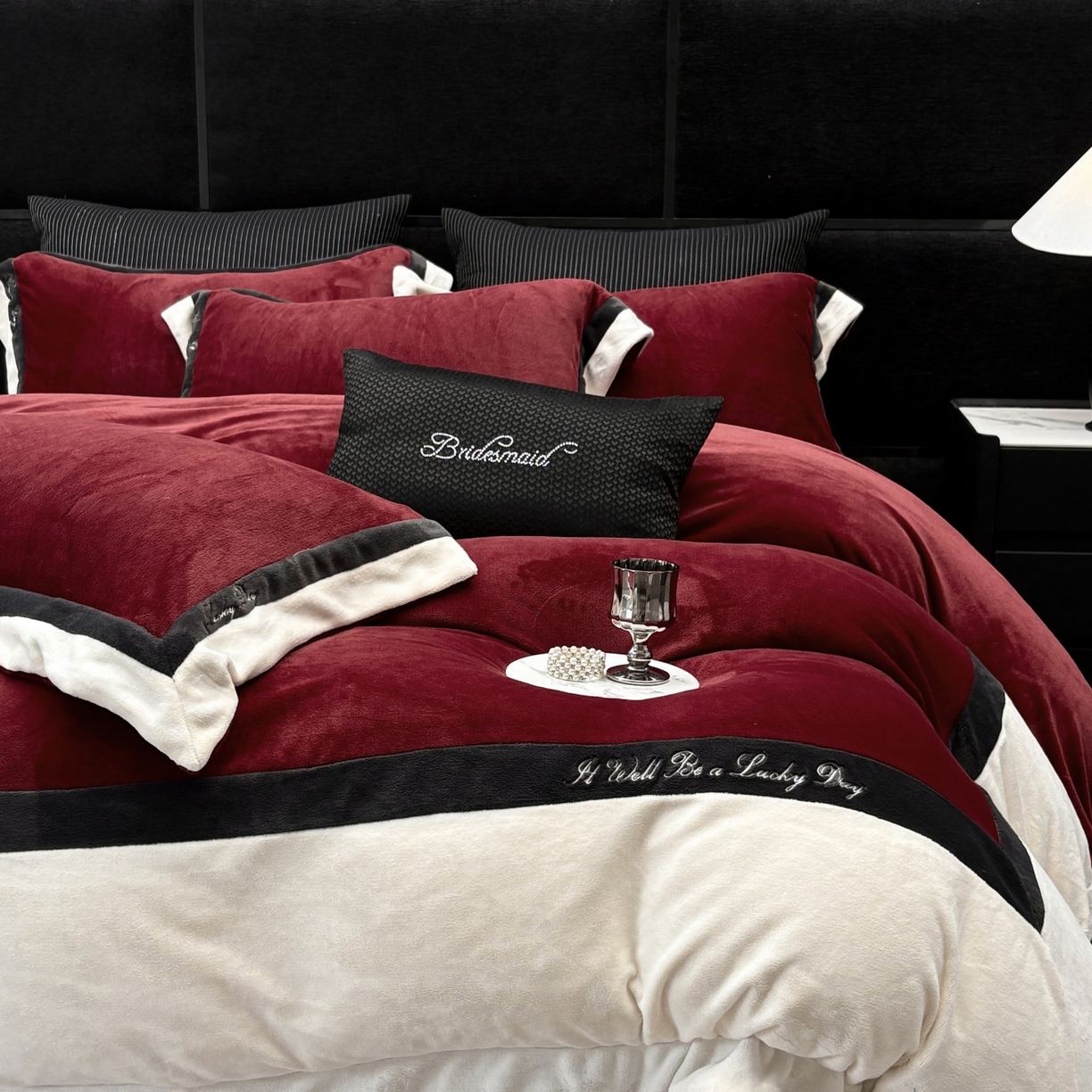 91家纺网 家纺一手货源 找家纺 蓝梦 2025新款270g全消光牛奶绒四件套-雪芙莉系列 安可拉红