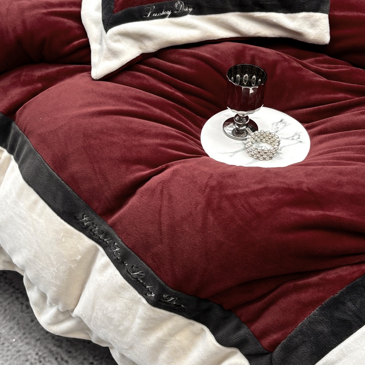 91家纺网 家纺一手货源 找家纺 蓝梦 2025新款270g全消光牛奶绒四件套-雪芙莉系列 安可拉红