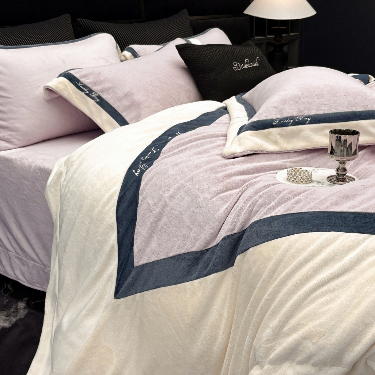 91家纺网 家纺一手货源 找家纺 蓝梦 2025新款270g全消光牛奶绒四件套-雪芙莉系列 浅紫