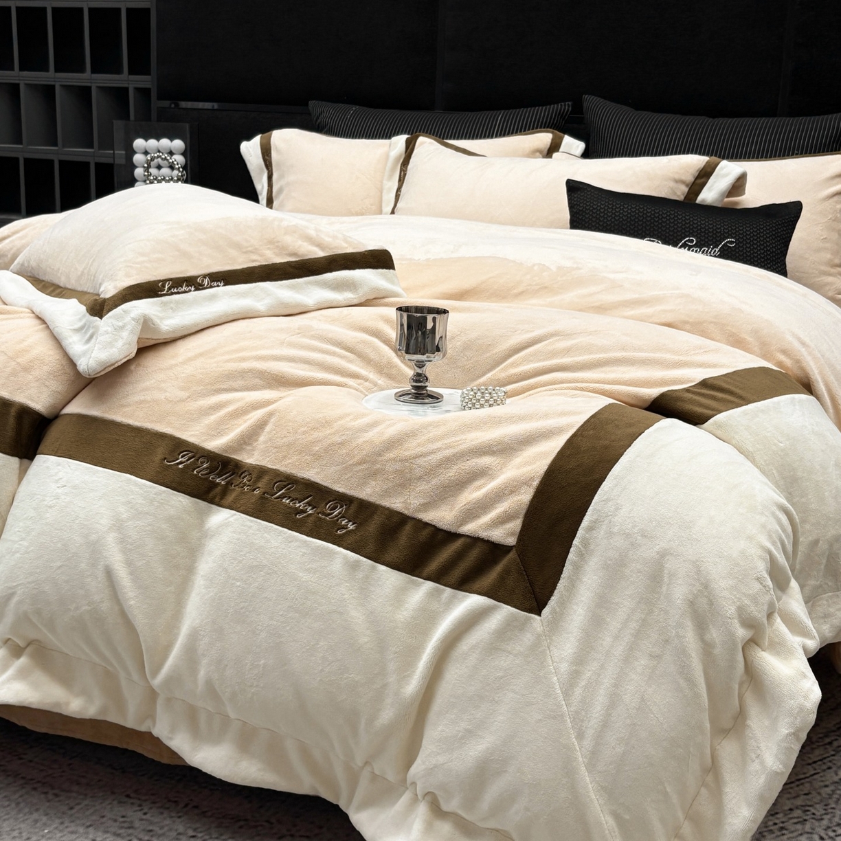 91家纺网 家纺一手货源 找家纺 蓝梦 2025新款270g全消光牛奶绒四件套-雪芙莉系列 贝壳粉