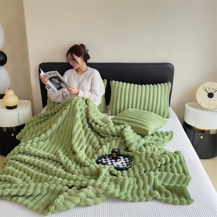 91家纺网 家纺一手货源 找家纺 玖琳家纺 2025新款多功能抽条兔兔毛绒毯 果绿