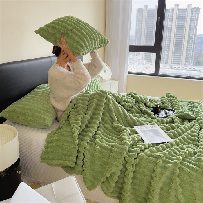 91家纺网 家纺一手货源 找家纺 玖琳家纺 2025新款多功能抽条兔兔毛绒毯 果绿