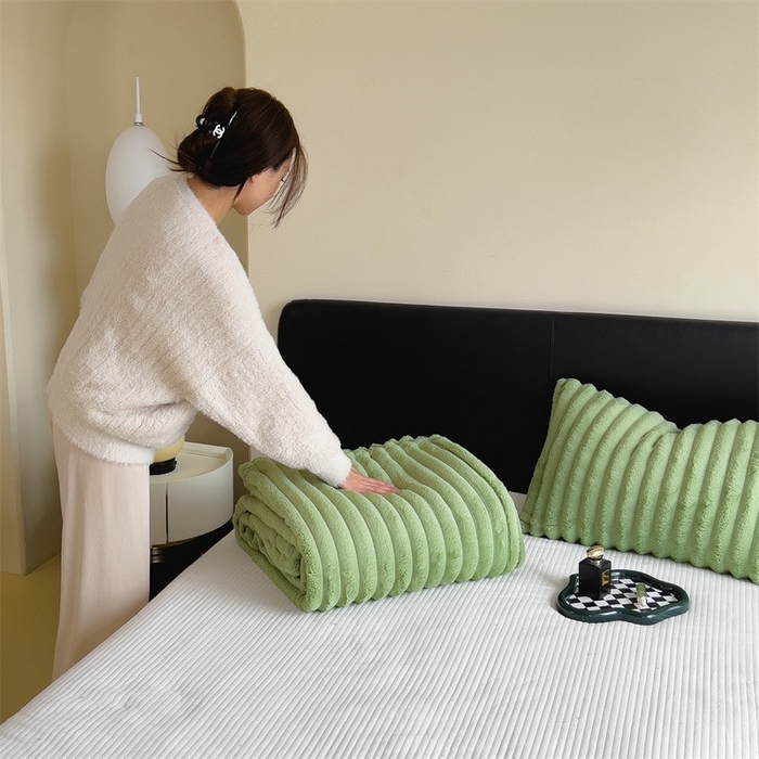 91家纺网 家纺一手货源 找家纺 玖琳家纺 2025新款多功能抽条兔兔毛绒毯 果绿