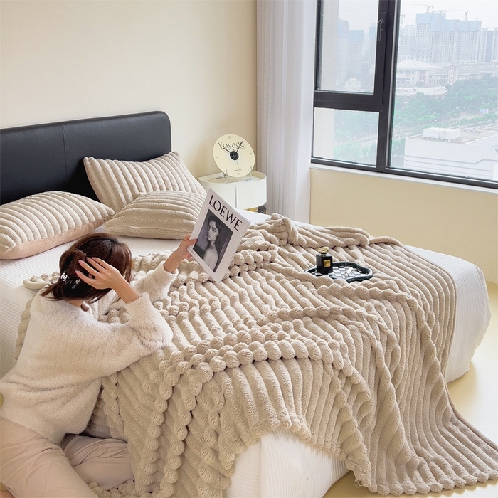 91家纺网 家纺一手货源 找家纺 玖琳家纺 2025新款多功能抽条兔兔毛绒毯 卡其