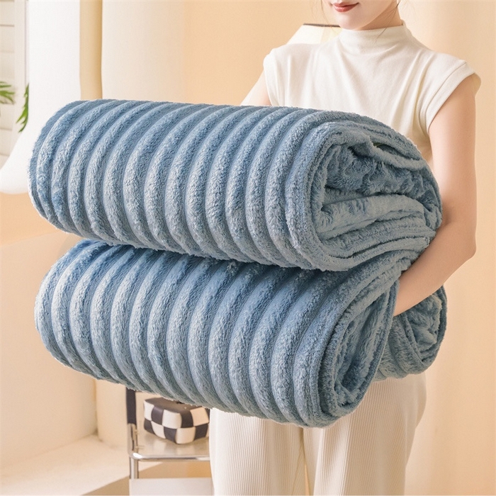 91家纺网 家纺一手货源 找家纺 玖琳家纺 2025新款多功能抽条兔兔毛绒毯 蓝色