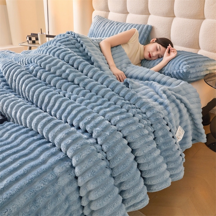 91家纺网 家纺一手货源 找家纺 玖琳家纺 2025新款多功能抽条兔兔毛绒毯 蓝色