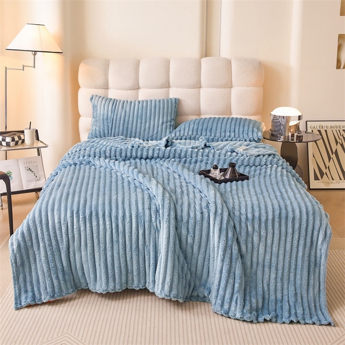 91家纺网 家纺一手货源 找家纺 玖琳家纺 2025新款多功能抽条兔兔毛绒毯 蓝色