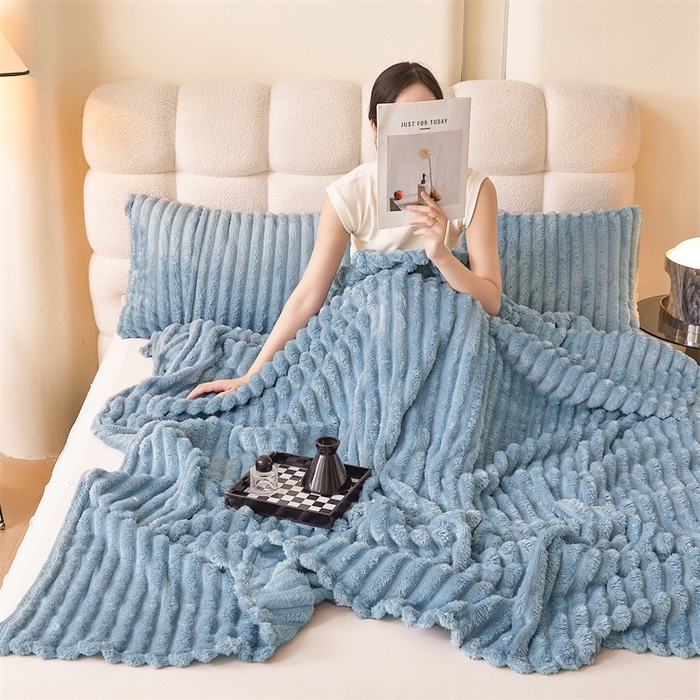 91家纺网 家纺一手货源 找家纺 玖琳家纺 2025新款多功能抽条兔兔毛绒毯 蓝色