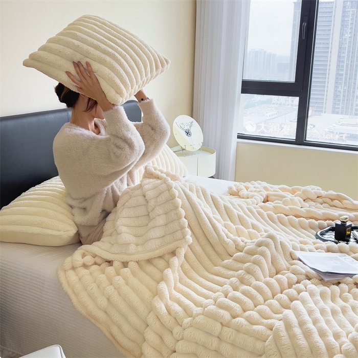 91家纺网 家纺一手货源 找家纺 玖琳家纺 2025新款多功能抽条兔兔毛绒毯 米白