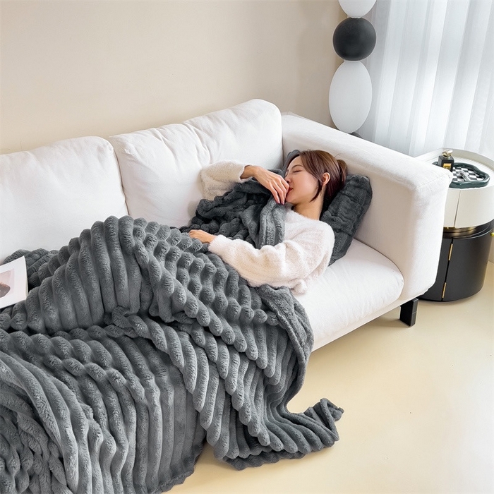 91家纺网 家纺一手货源 找家纺 玖琳家纺 2025新款多功能抽条兔兔毛绒毯 深灰