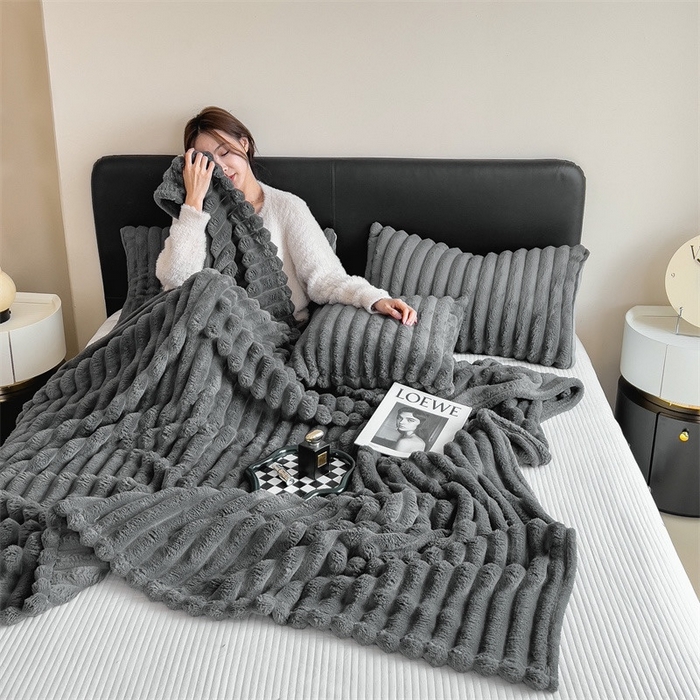 91家纺网 家纺一手货源 找家纺 玖琳家纺 2025新款多功能抽条兔兔毛绒毯 深灰