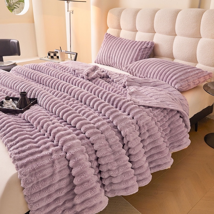 91家纺网 家纺一手货源 找家纺 玖琳家纺 2025新款多功能抽条兔兔毛绒毯 香芋紫