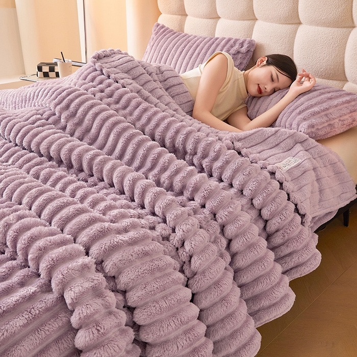 91家纺网 家纺一手货源 找家纺 玖琳家纺 2025新款多功能抽条兔兔毛绒毯 香芋紫