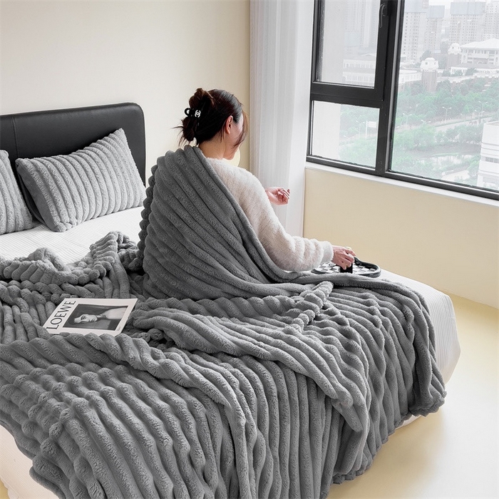 91家纺网 家纺一手货源 找家纺 玖琳家纺 2025新款多功能抽条兔兔毛绒毯 银灰