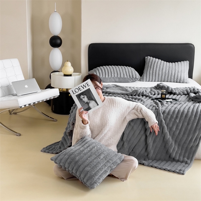 91家纺网 家纺一手货源 找家纺 玖琳家纺 2025新款多功能抽条兔兔毛绒毯 银灰