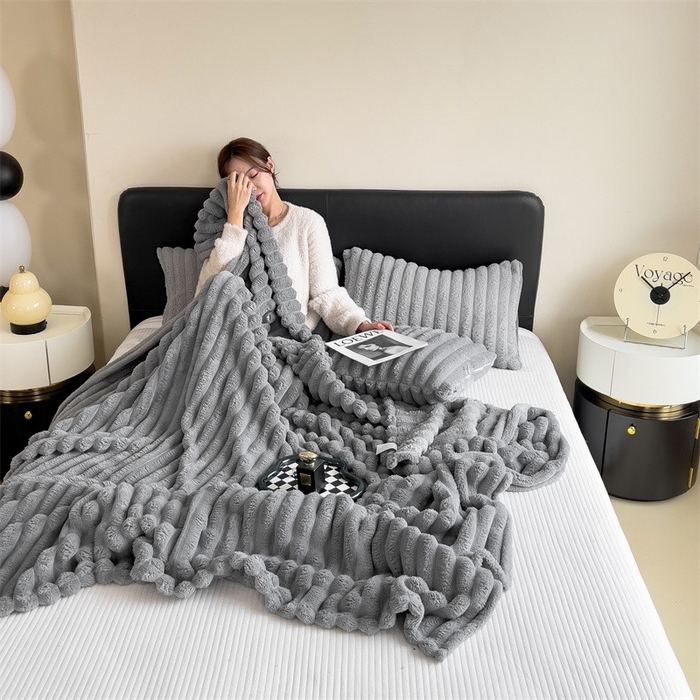 91家纺网 家纺一手货源 找家纺 玖琳家纺 2025新款多功能抽条兔兔毛绒毯 银灰