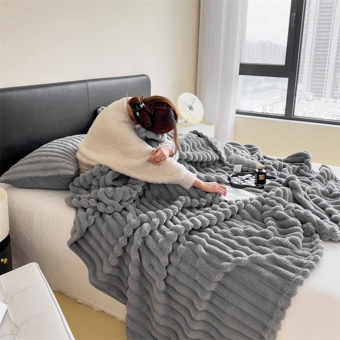 91家纺网 家纺一手货源 找家纺 玖琳家纺 2025新款多功能抽条兔兔毛绒毯 银灰