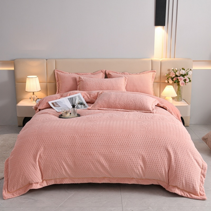 （总）优家居 2025新款高克重240克雕花烂花夹棉床盖四件套床单四件套牛奶绒床裙四件套