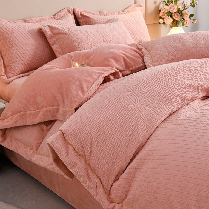 91家纺网 家纺一手货源 找家纺 （总）优家居 2025新款高克重240克雕花烂花夹棉床盖四件套床单四件套牛奶绒床裙四件套