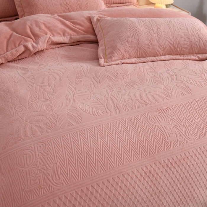 91家纺网 家纺一手货源 找家纺 （总）优家居 2025新款高克重240克雕花烂花夹棉床盖四件套床单四件套牛奶绒床裙四件套