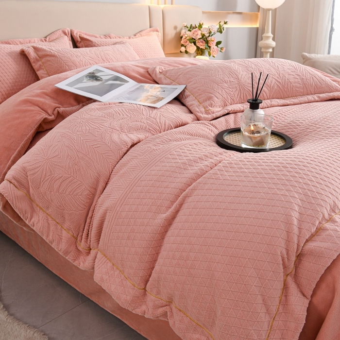 91家纺网 家纺一手货源 找家纺 （总）优家居 2025新款高克重240克雕花烂花夹棉床盖四件套床单四件套牛奶绒床裙四件套