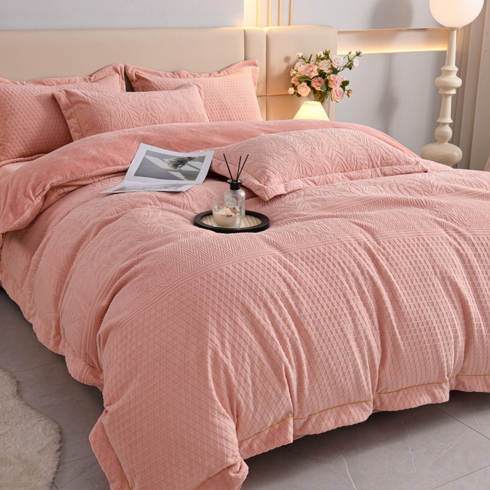 91家纺网 家纺一手货源 找家纺 （总）优家居 2025新款高克重240克雕花烂花夹棉床盖四件套床单四件套牛奶绒床裙四件套