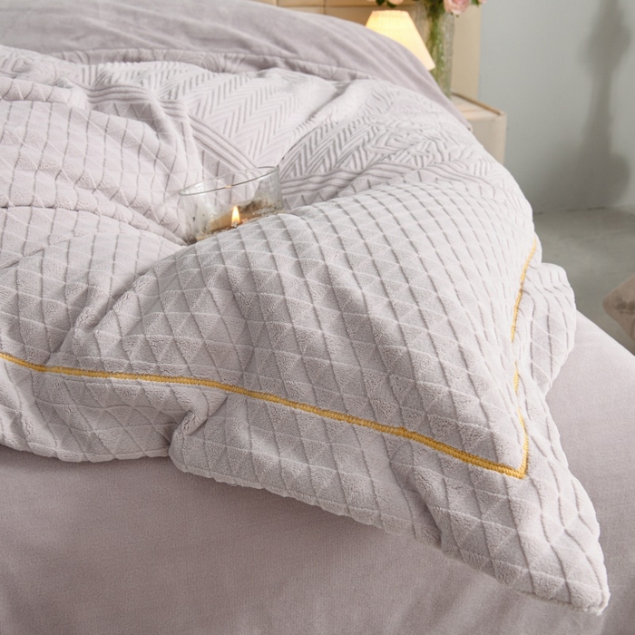 91家纺网 家纺一手货源 找家纺 优家居 2025新款高克重240克雕花烂花夹棉床盖四件套床单四件套牛奶绒床裙四件套 朱丽叶-紫