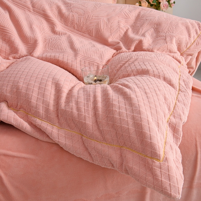 91家纺网 家纺一手货源 找家纺 优家居 2025新款高克重240克雕花烂花夹棉床盖四件套床单四件套牛奶绒床裙四件套 朱丽叶-粉