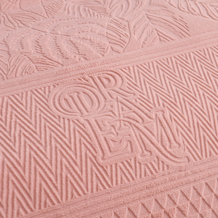 91家纺网 家纺一手货源 找家纺 优家居 2025新款高克重240克雕花烂花夹棉床盖四件套床单四件套牛奶绒床裙四件套 朱丽叶-粉