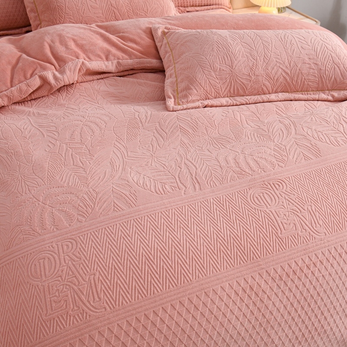 91家纺网 家纺一手货源 找家纺 优家居 2025新款高克重240克雕花烂花夹棉床盖四件套床单四件套牛奶绒床裙四件套 朱丽叶-粉