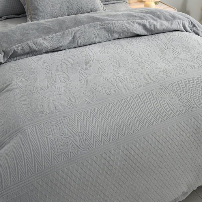 91家纺网 家纺一手货源 找家纺 优家居 2025新款高克重240克雕花烂花夹棉床盖四件套床单四件套牛奶绒床裙四件套 朱丽叶-灰