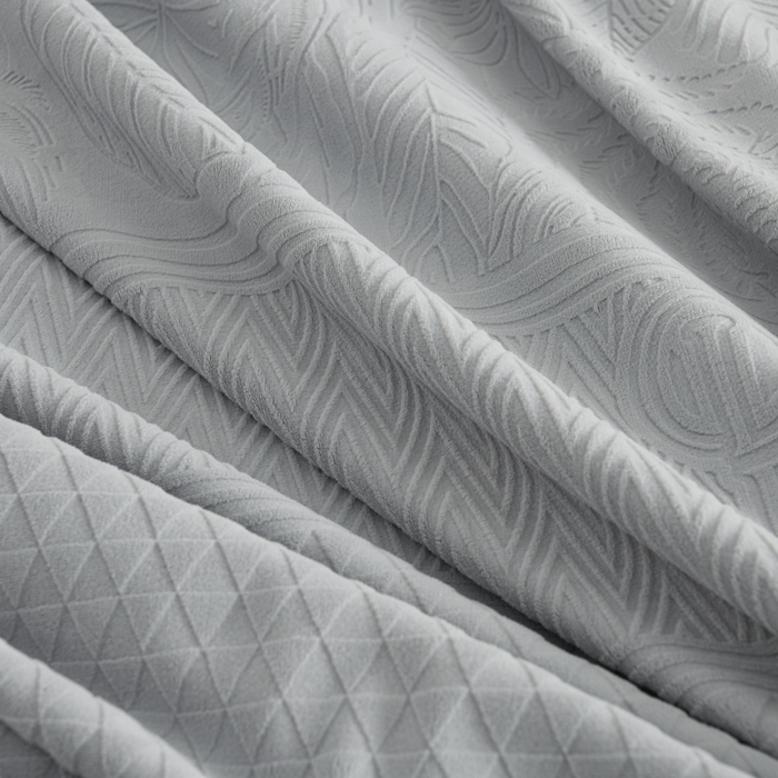 91家纺网 家纺一手货源 找家纺 优家居 2025新款高克重240克雕花烂花夹棉床盖四件套床单四件套牛奶绒床裙四件套 朱丽叶-灰